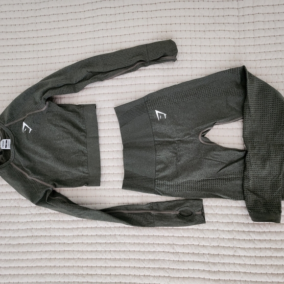 Never worn! Forrest green Gymshark Workout gear, black shorts included free - Picture 4 of 6